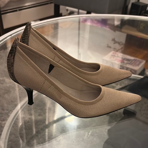 Tahari Cream Heels with Pointed Toe and Textured Finish - Picture 13 of 15